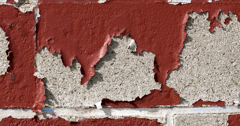 Monter des parpaings sur un mur existant ou sur de la terre