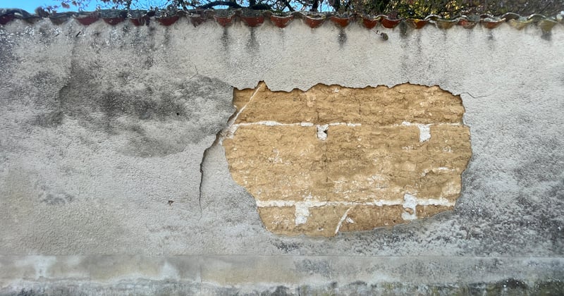 Réparer une fissure mur plâtre avant peinture : le guide qui tient
